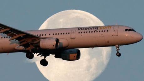 Vueling accusée de « discrimination » après le débarquement d’adolescents français juifs d’un avion ; la compagnie aérienne espagnole dément