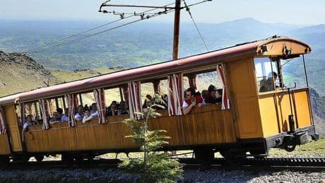 El tren cremallera que te lleva por la frontera entre España y Francia para hacer un viaje de altura y naturaleza