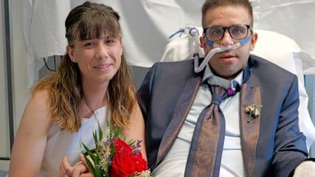 La emotiva boda de Javier, paciente de cáncer, en la UCI del Gregorio Marañón