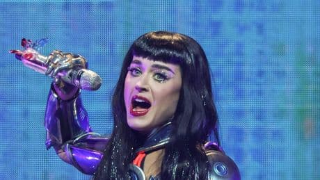 Decorstuk defect: Katy Perry valt stukje uit de lucht tijdens show