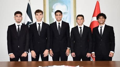 Beşiktaş 5 genç oyuncuya imza attırdı