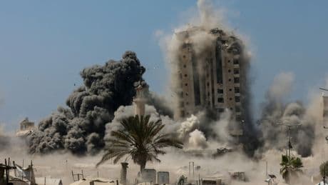 Gaza : l'armée israélienne bombarde une tour au centre de la ville, la pression monte pour la libération des otages