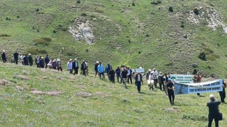 Zara Dipsizgöl köyünün su kaynağı ve inanç merkezi üzerine maden ocağı açılmak isteniyor: “Köyümüzden, suyumuzdan, kutsalımızdan elinizi çekin!”