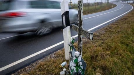 Landkreis Celle: Autos stoßen beim Überholen aneinander - Fahrer stirbt