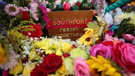 Un an après le drame de Southport et les émeutes antimigrants, l’air de “chaos” demeure