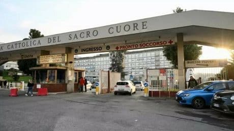 Bimbo caduto dall'auto, cosa non torna? Il giallo del seggiolino (che la polizia non ha trovato), l'amico di famiglia alla guida