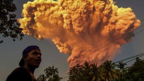 Vulkanausbruch auf indonesischer Ferieninsel: Dutzende Flüge gestrichen