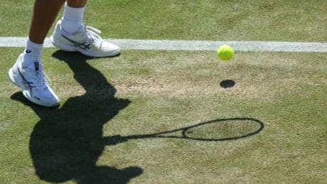Cuando el sol, las bolas y el césped hacen de Wimbledon un torneo lento, un Roland Garros