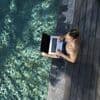 Wenn die Arbeit in den Urlaub ragt: Na, überlegen Sie auch gerade, ob Sie Ihren Dienst-Laptop einpacken sollen?