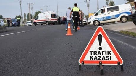 Minibüs park halindeki tıra çarptı: 2 ölü 10 yaralı