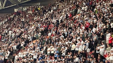 Una imagen inédita en San Mamés: las aficiones siguieron el partido de pie