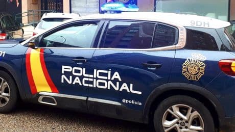 Un policía nacional fuera de servicio reconoce a un hombre buscado por la justicia y permite su detención