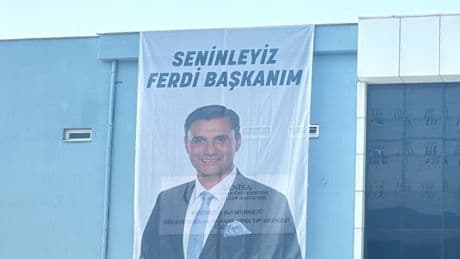 Başkan Zeyrek’e hastane duvarından destek pankartı: “Seninleyiz Ferdi Başkanım”