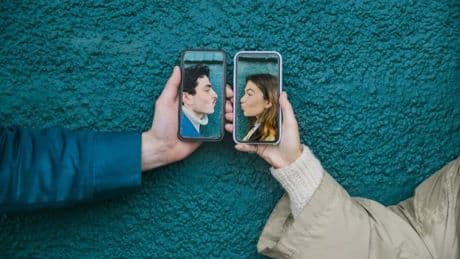En las entrañas de las IA de Tinder, Bumble y Hinge, las 'celestinas' del flirteo moderno: ellas, más dispuestas a usarlas