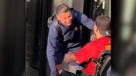 Er hat sichtlich Schmerzen - Rollstuhl-Fan fährt Ronaldo an