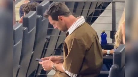Trotz Verletzung mittendrin - Gibt Messi HIER Anweisungen per Handy?