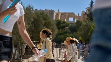 Greece shuts the Acropolis due to high temperatures