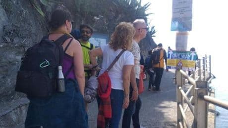 Cinque Terre, sul sentiero Azzurro si va a senso unico. E solo con le scarpe da trekking
