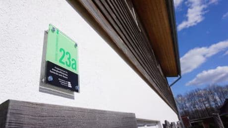Hausnummern werden grün: Was hinter den besonderen Schildern steckt