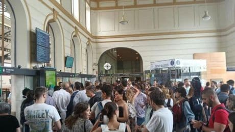 Un incendio corta la circulación de trenes de alta velocidad entre Valladolid y Madrid