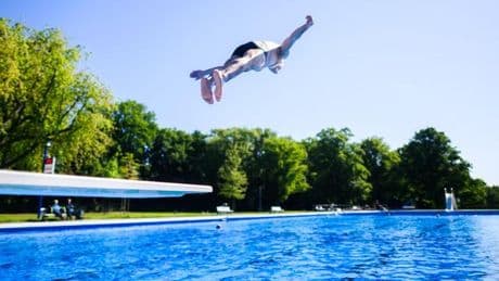Freizeit: Umfrage: Schwimmbadbesuch könnte teurer werden