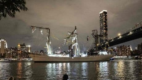 A New York, un voilier de la marine mexicaine percute le pont de Brooklyn, faisant 22 blessés dont trois graves
