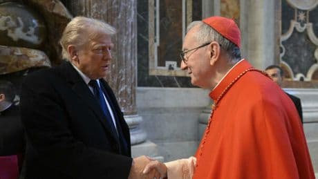Parolin, la strategia per il Conclave: l'attivismo con i leader, il caso Becciu e il mancato incontro con Erdogan