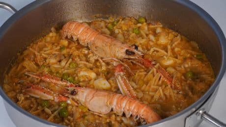 Fideuà con sepia y cigalas, una receta marinera muy ligada a la costa catalana