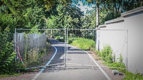 Essen: Deutsche Bahn stellt Zaun mitten auf Radweg auf