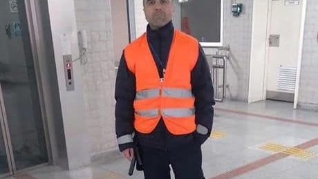 Trende sigara içtiği için kendisini uyaran güvenlik görevlisini öldürdü