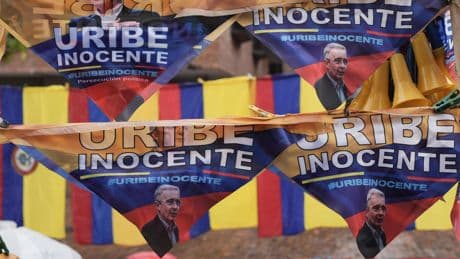 El uribismo se echa a las calles en el Día de la Independencia para pedir la libertad de su líder: "Yo apoyo al presidente eterno"