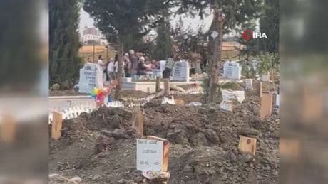 Mezarlıkta başlayan tartışma kavgaya dönüştü: O anlar kamerada