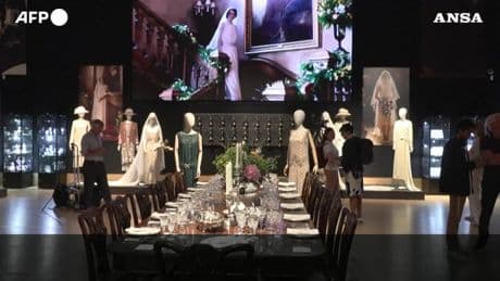 Downton Abbey: mostra e asta celebrano la serie con costumi e oggetti iconici