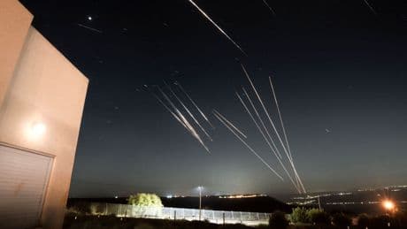 «Khamenei: la battaglia ha inizio». Human Rights Activists: le vittime in Iran sono almeno 585. Idf, colpito sito produzione di centrifughe a Teheran