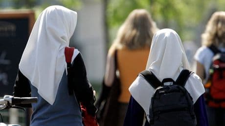 Integrationsbeauftragte klagt an - Berliner Imame bieten Eheberatung für 14-Jährige an
