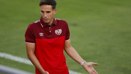 Iñigo Pérez, entrenador del Rayo Vallecano: "Cobramos salarios indecentes para lo que hacemos"