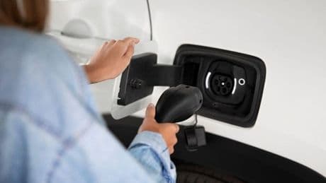 Las matriculaciones de vehículos electrificados se disparan casi un 80% en el primer semestre de 2025