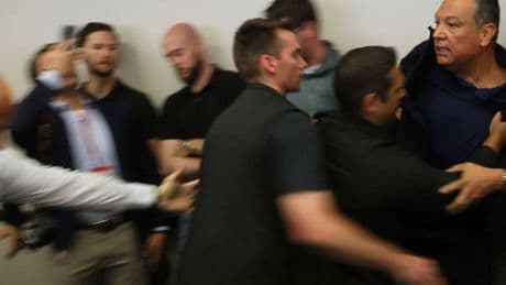 Proteste in den USA: Rabiater Vorfall – US-Senator aus Pressekonferenz gezerrt