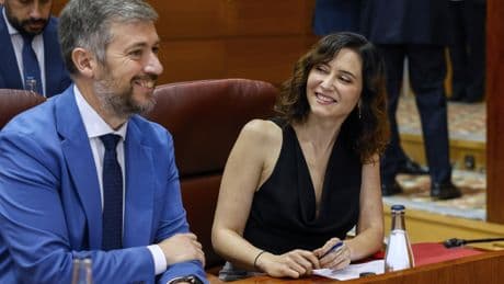 El PSOE acusa a Ayuso de estar cercada por la justicia y provoca los aplausos del PP: &quot;Vaya noche en La Moncloa&quot;