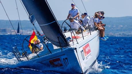 El rey Felipe VI sale a entrenar en el velero de la Armada con el que competirá en la Copa del Rey Mapfre
