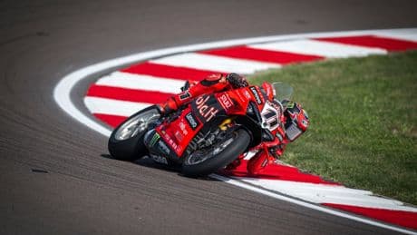 Bautista sube al podio en una dominante victoria de Bulega en Cremona