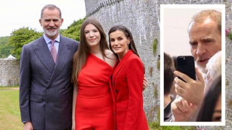 El inesperado momento 'paparazzi' de Felipe VI en la graduación de la infanta Sofía: le hizo fotos con su smartphone