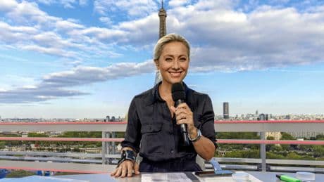 « Voilà, c’est fini » : Anne-Sophie Lapix officialise son départ de France 2 en chansons