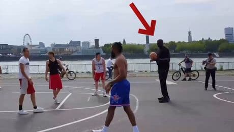 Basketball mit Fremden am Rhein - Weltstar plötzlich in Köln aufgetaucht!