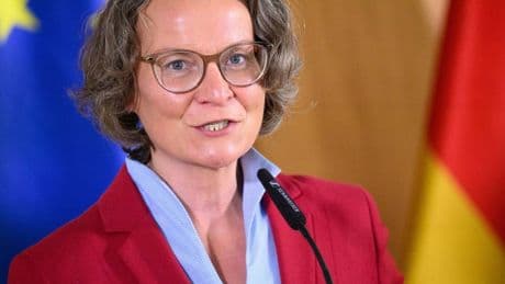 Zufallsdiagnose: NRW-Ministerin Scharrenbach macht Krebserkrankung öffentlich