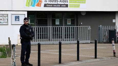 Attaque au couteau dans un lycée à Nantes : François Bayrou dénonce «une explosion de violence»