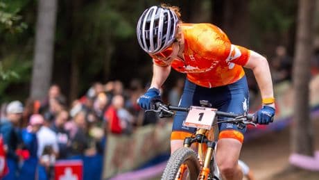 Puck Pieterse kan wereldtitel niet prolongeren; Zweedse Jenny Rissveds nieuwe wereldkampioene op de mountainbike