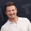 Acteur Jeremy Renner heeft nog pijnlijk gebit na ongeluk met sneeuwschuiver