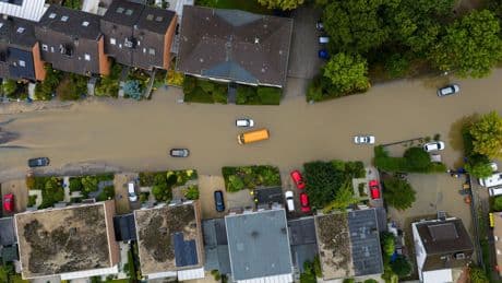 Unwetter: Extremregen flutet Straßen: Feuerwehr im Großeinsatz