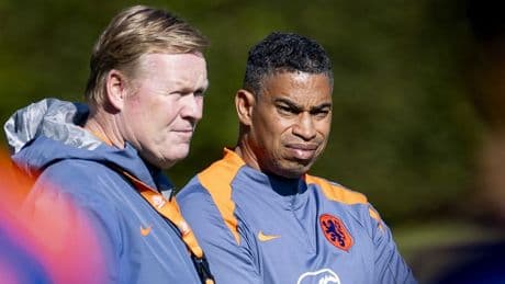 Oranje start WK-route met mengelmoes op trainingsveld, Koeman kijkt vooral toe